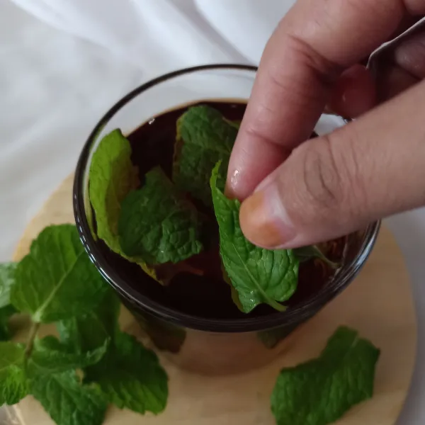 Masukkan daun mint, lalu sajikan.