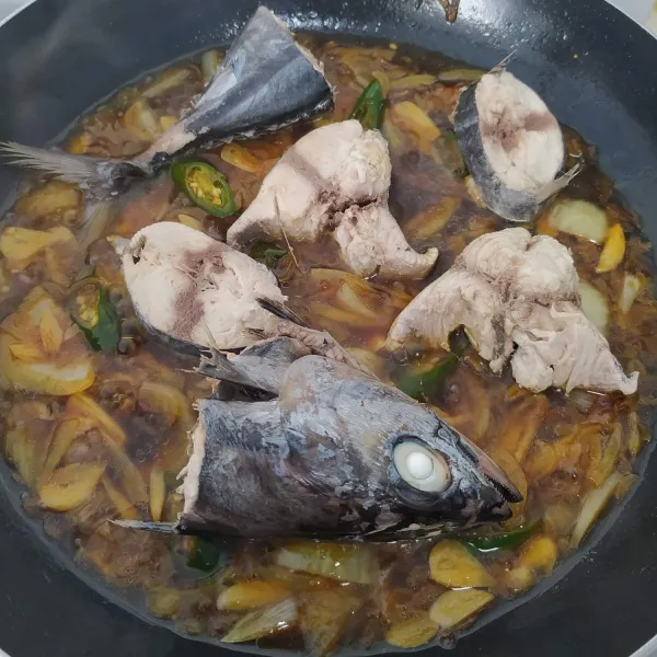 Masukkan ikan tuna yang sudah direbus, masak hingga bumbu meresap dan air menyusut. Sajikan.