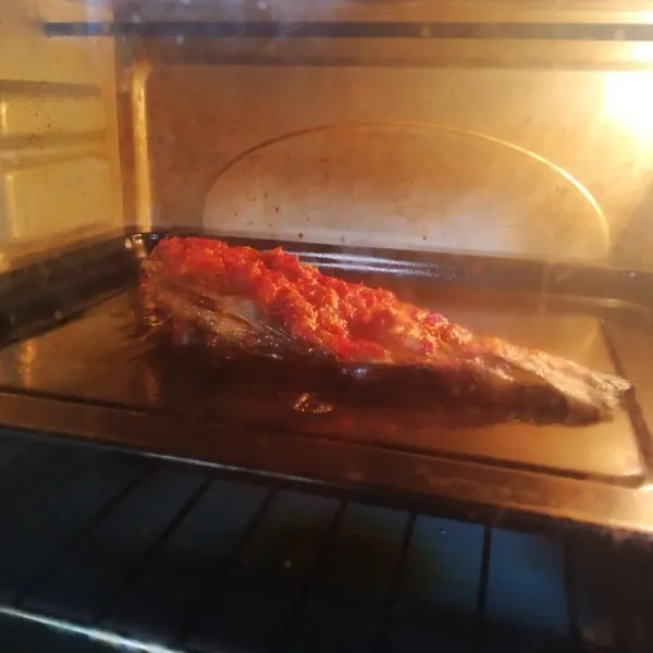 Panaskan oven suhu 175°C selama 5 menit, kemudian panggang ikan selama 10-15 menit (tergantung oven masing-masing), dapat juga dibakar diatas kompor atau menggunakan arang.