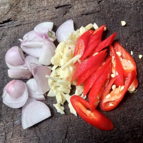 Iris tipis bawang merah, cincang bawang putih dan potong cabai.