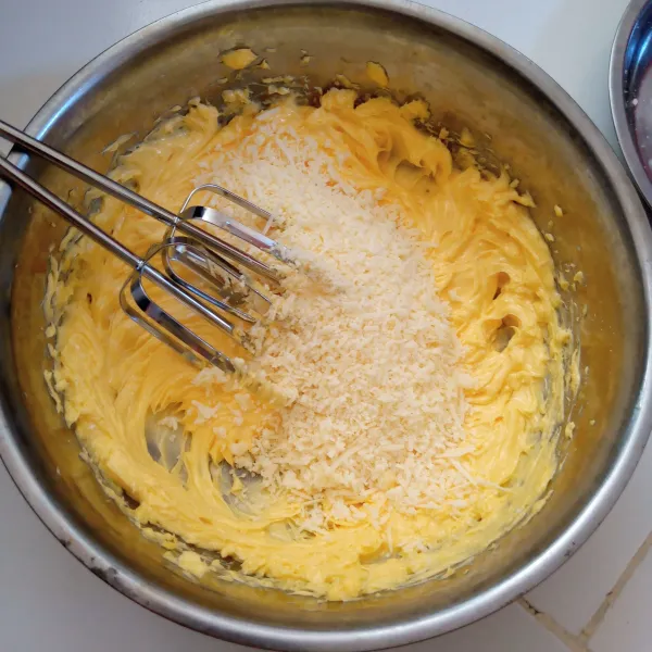 Mixer telur, butter, margarin hingga tercampur rata. Masukan keju yang dihaluskan tadi.