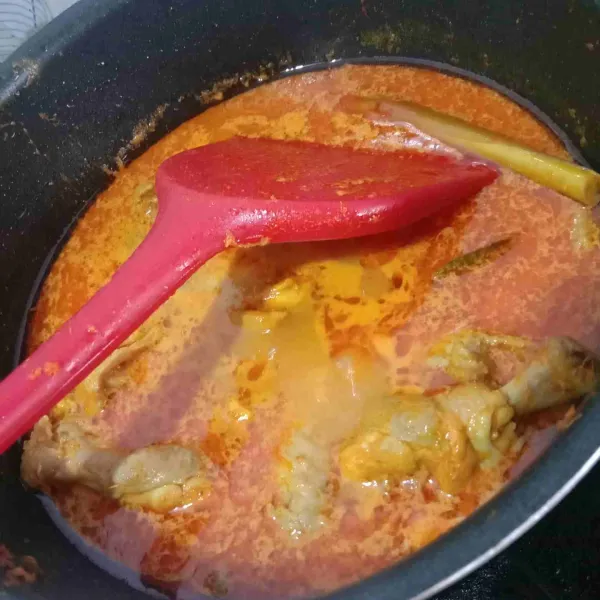 Masukan santan, masak ayam hingga mendidih dan ayam mulai matang, angkat dan sajikan dengan taburan bawang goreng. Lalu angkat dan sajikan.