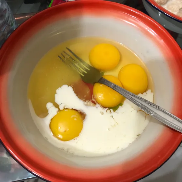 Masukkan telur, susu, garam, lada dan gula.