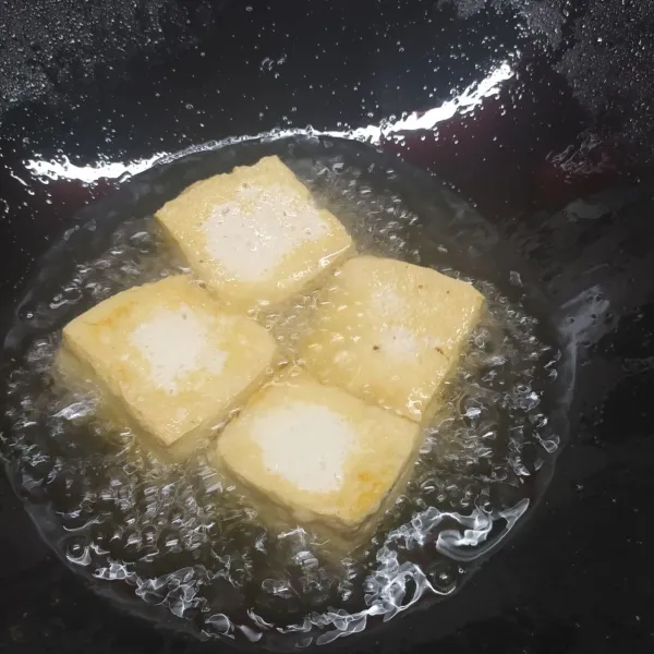 Goreng tahu ½ matang. Angkat dan tiriskan. Siapkan piring, beri irisan lontong, irisan tahu, taoge, siram bumbu kacang, beri taburan daun bawang, seledri dan bawang merah goreng. Sajikan bersama krupuk sebagai pelengkap.