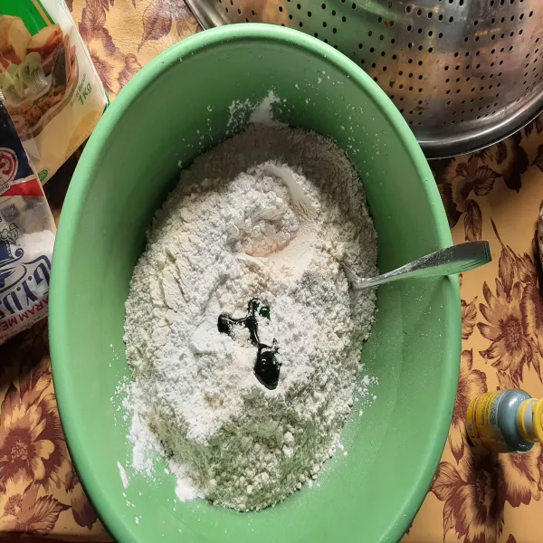Masukan tepung terigu, tepung tapioka, garam dan pasta pandan (secukupnya saja ya). Tambahkan air sebanyak 700ml, air bisa disesuaikan jika mau tebal adonannya jangan terlalu encer.