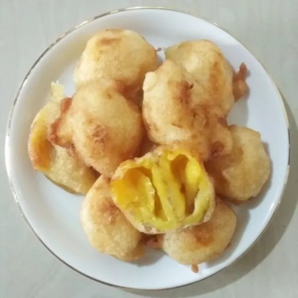 Siapkan piring saji. Tata campedak goreng tepung di atas piring saji. Siap dihidangkan.