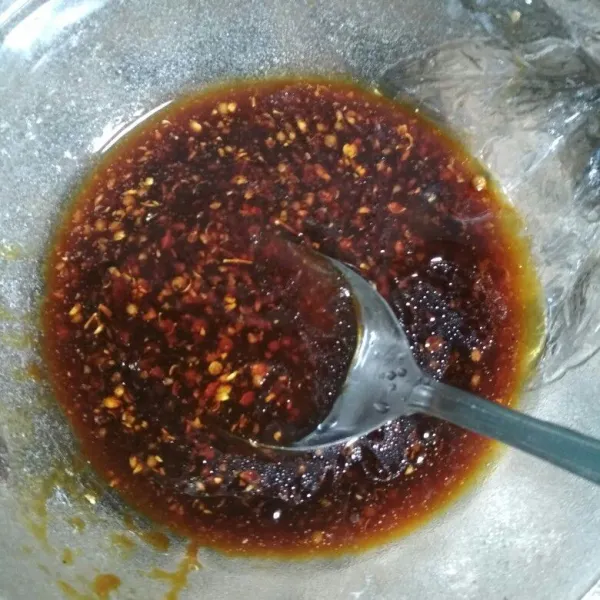 Dalam mangkuk campur bumbu marinasi kecap manis, lada bubuk, ketumbar bubuk, garam, dan minyak goreng aduk rata