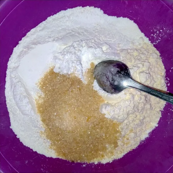 Campurkan jadi satu, tepung ketan, terigu, dan gula. Aduk rata.
