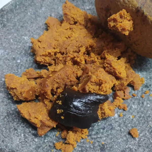 Bumbu kacang: Uleg bumbu sate dan petis udang. Boleh ditambahkan cabai rawit jika suka pedas.