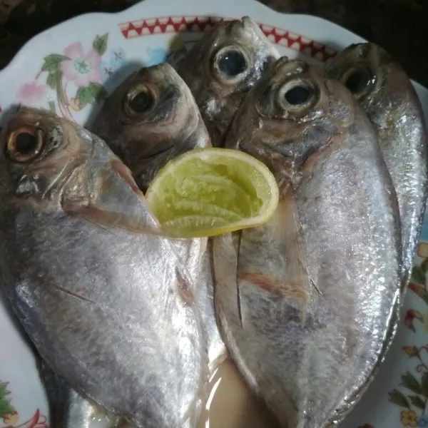 Cuci bersih ikan, belah perut ikan lumuri ikan dengan air jeruk nipis