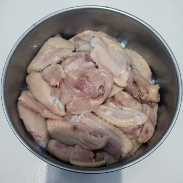 Siapkan ayam. Potong dipersendiannya. Kemudian cuci bersih.