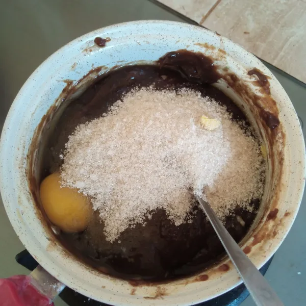 masukkan 1 butir telur lagi dan gula pasir aduk merata