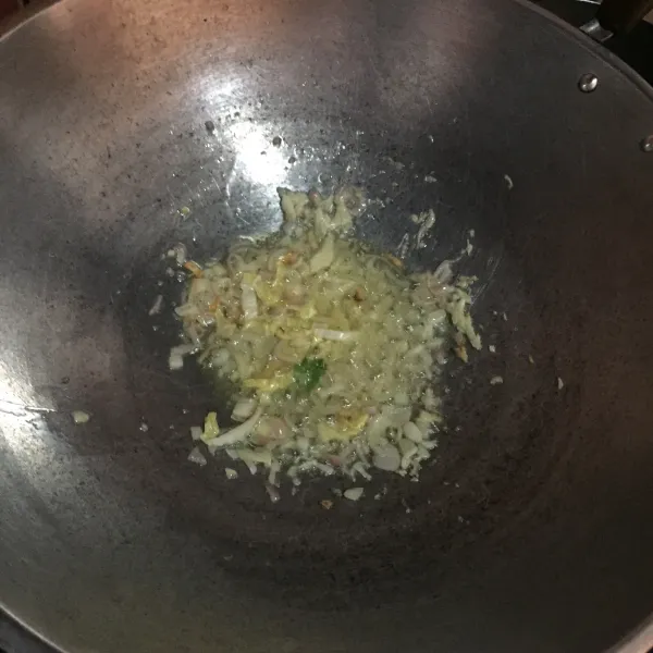 Tumis bawang putih, bawang merah, dan bawang bombay sampai wangi.