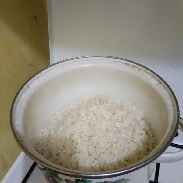 cuci bersih beras ketan, kemudian kukus 15 menit, sisihkan.