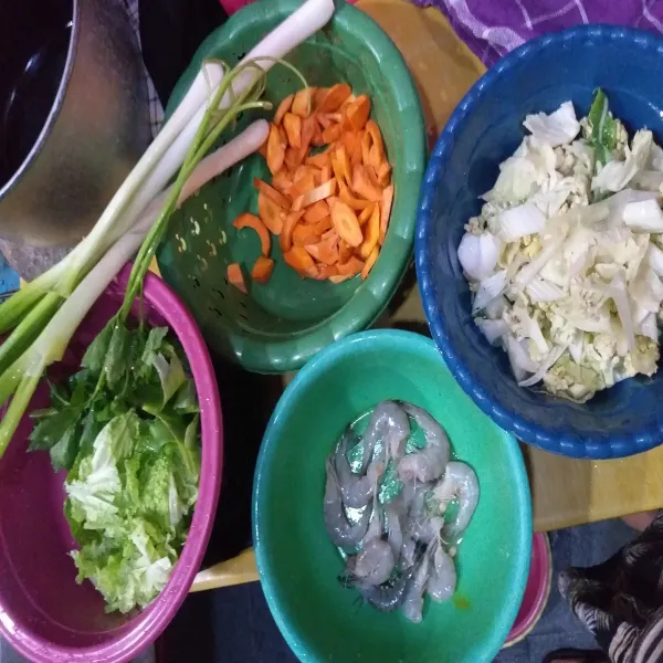 Cuci bersih sayuran, potong-potong lalu sisihkan