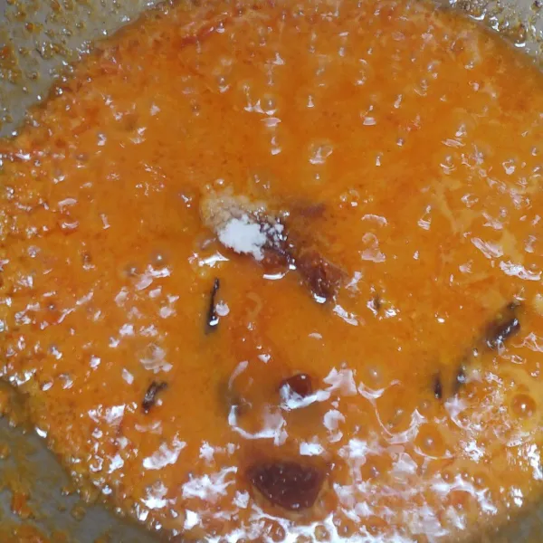 Setelah sambal sudah berubah warna, bumbui dengan gula merah, gula pasir, garam dan sedikit penyedap rasa. Aduk terus sampai sambel matang.