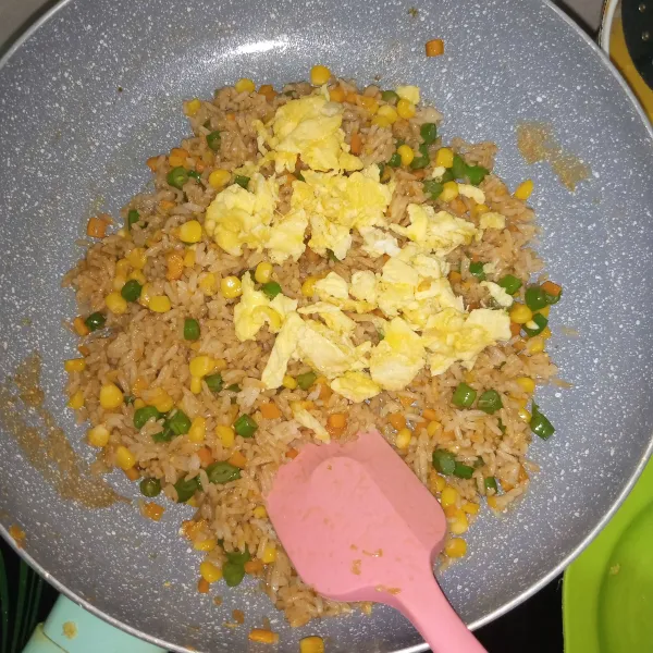 Setelah semua sayuran matang dan tercampur rata. Masukkan telur orak-arik. Aduk sebentar, matikan api dan tiriskan. Sajikan dengan telur mata sapi setengah matang. Yummy.