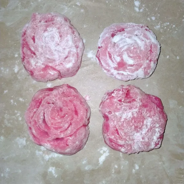 Sisihkan dan baluri lagi dengan tepung maizena.