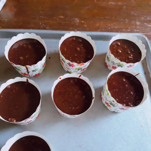 Tuang dalam cup cake setinggi 3/4 cup.