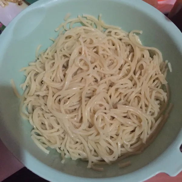 Rebus mie kemudian sisihkan.