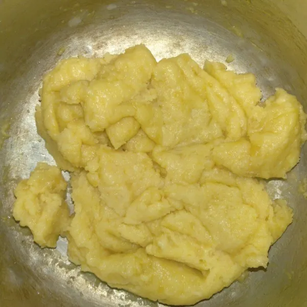 Masak margarin, air dan tepung. Masak hingga tepung matang sambil diaduk-aduk. Dinginkan suhu ruang.