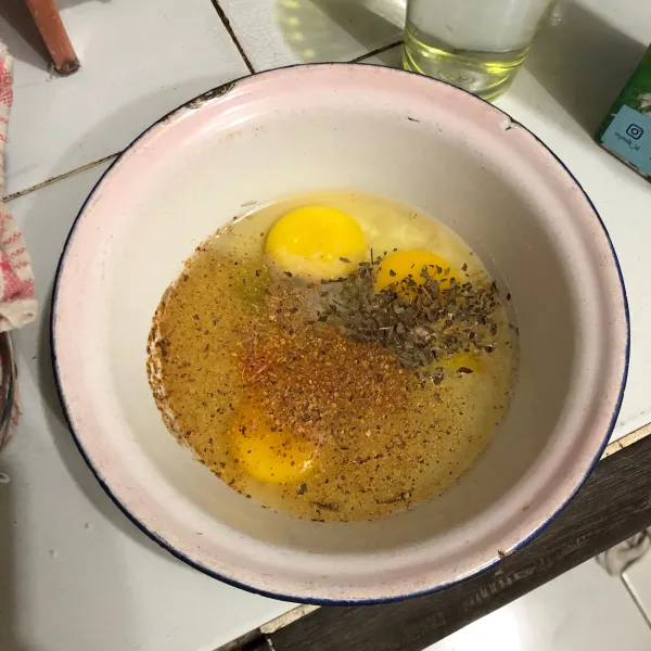 Campurkan telur dengan lada, garam, parsley, dan cabe bubuk.