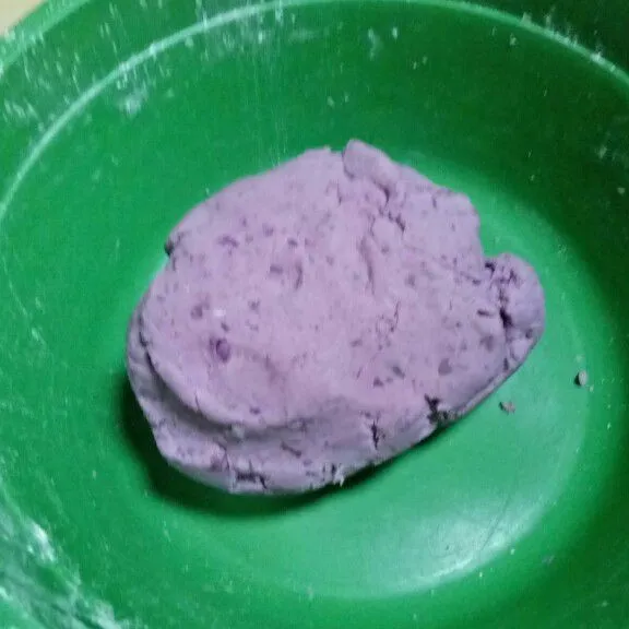 Dalam wadah lain, siapkan tepung ketan lalu campur dengan ubi ungu yang telah dihaluskan. Tambahkan garam dan air sedikit demi sedikit, aduk hingga adonan kalis dan tidak lengket.
