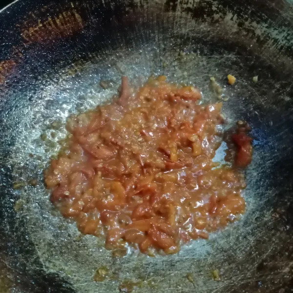 Masak sampai tomat layu. Bumbui dengan garam, gula, kaldu bubuk dan kecap manis. Koreksi rasa.