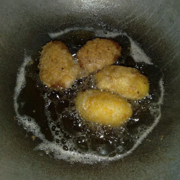Ambil secukupnya adonan kentang beri isian. Celup dalam kocokan telur dan goreng hingga keemasan.