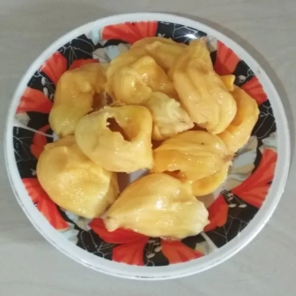 Buang biji buah campedak.