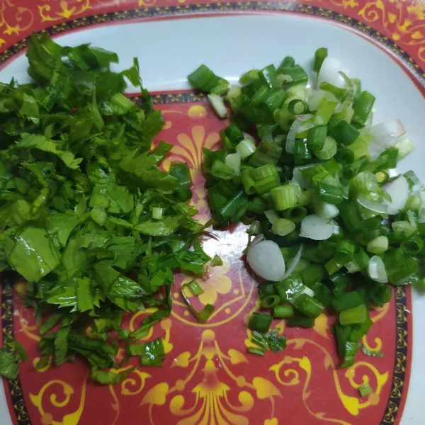 Iris tipis daun bawang dan seledri. Sisihkan.