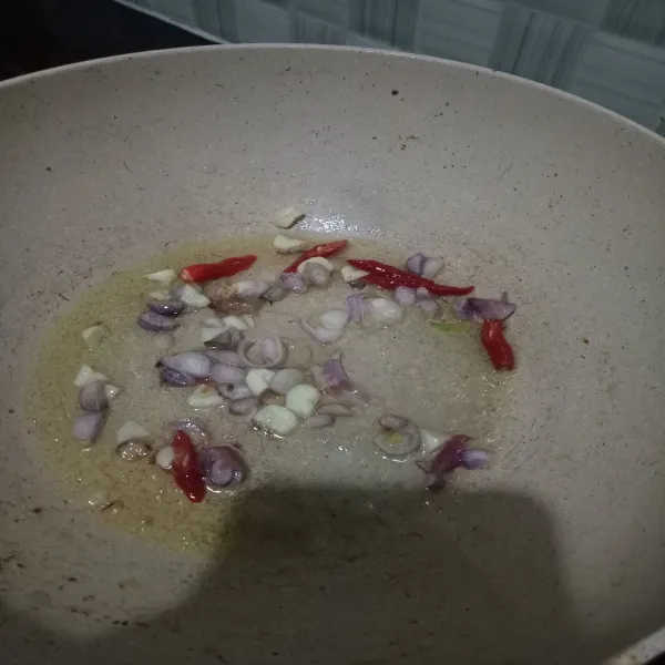 Tumis bawang merah dan bawang putih.