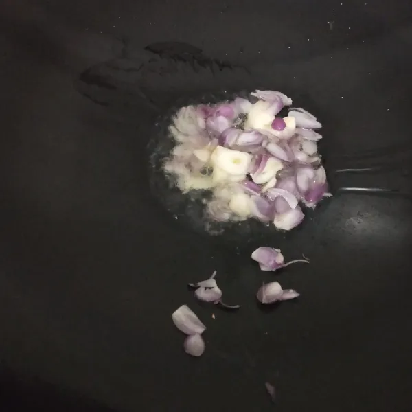 Tumis bawang merah & bawang putih hingga harum.