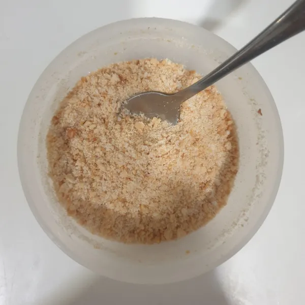 Campurkan gula pasir dan kacang almond yang telah dihaluskan. Aduk sampai tercampur rata.