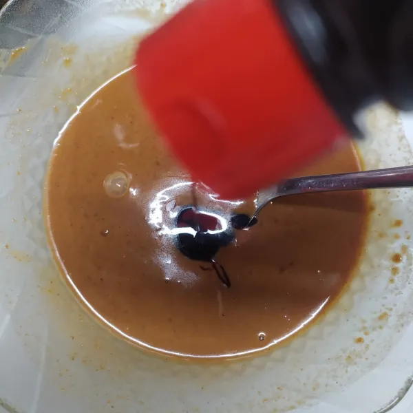 Pindahkan dalam mangkok, beri air secukupnya, aduk rata dengan kekentalan sedang. Tambahkan kecap manis secukupnya. Aduk rata sambil koreksi rasa sesuai selera. Sisihkan.