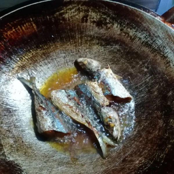 Potong ikan menjadi 2 bagian, kemudian goreng sampai matang.