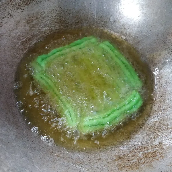 Panaskan minyak goreng secukupnya, masukkan adonan churros goreng hingga matang.