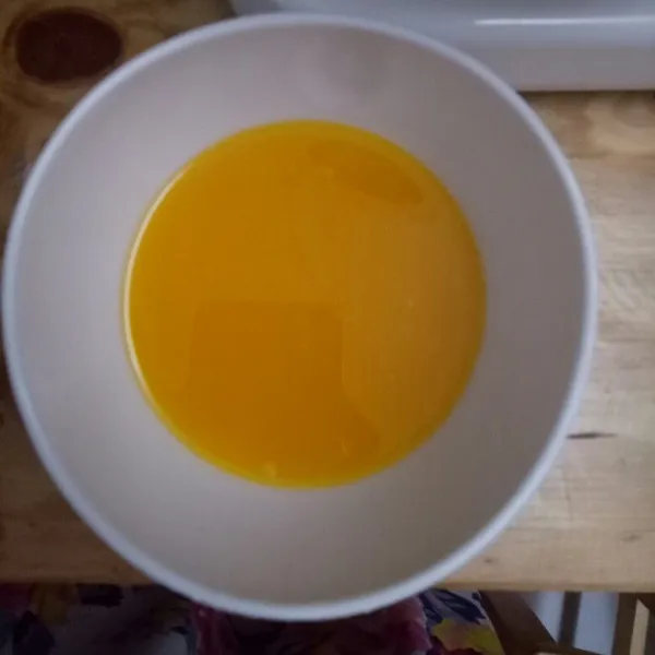 Kocok telur untuk nanti dicampur ke adonan