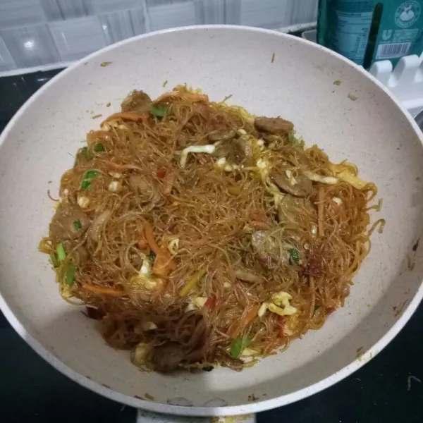 Masukkan bihun (yang sudah diseduh air dan lembut). Tambahkan kaldu jamur, aduk merata dan koreksi rasa.