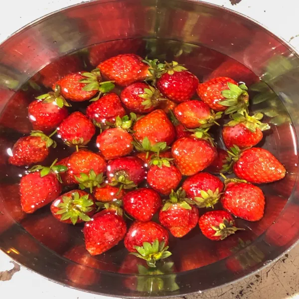 cuci bersih strawberry