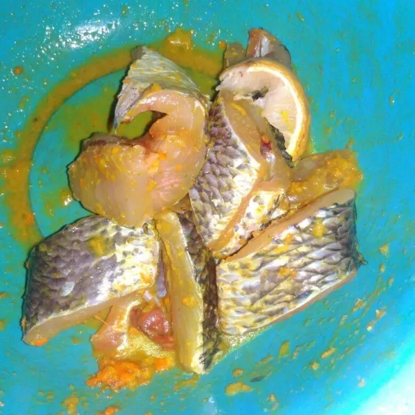 Peras jeruk nipis ke ikan yang sudah dibersihkan tadi, masukan bumbu halus, garam dan kaldu bubuk, aduk rata. Diamkan sebentar sampai bumbu meresap pada daging ikan