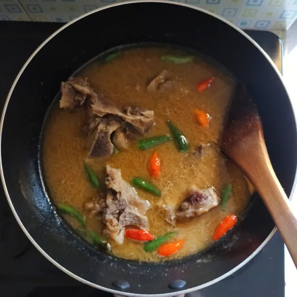 Masak hingga mendidih dan bumbu meresap.