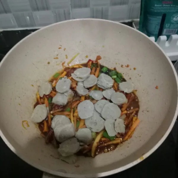 Masukkan baso dan kecap, aduk hingga merata.