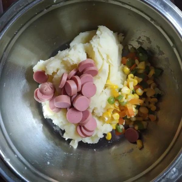 haluskan kentang yang sudah direbus, tambahkan potongan sosis dan mix veggies, aduk rata