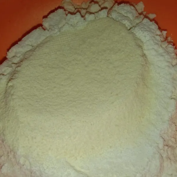 Ayak tepung terigu, maizena, susu bubuk dan baking powder, aduk hingga tercampur rata. Lalu bagi menjadi 2 bagian sama rata.