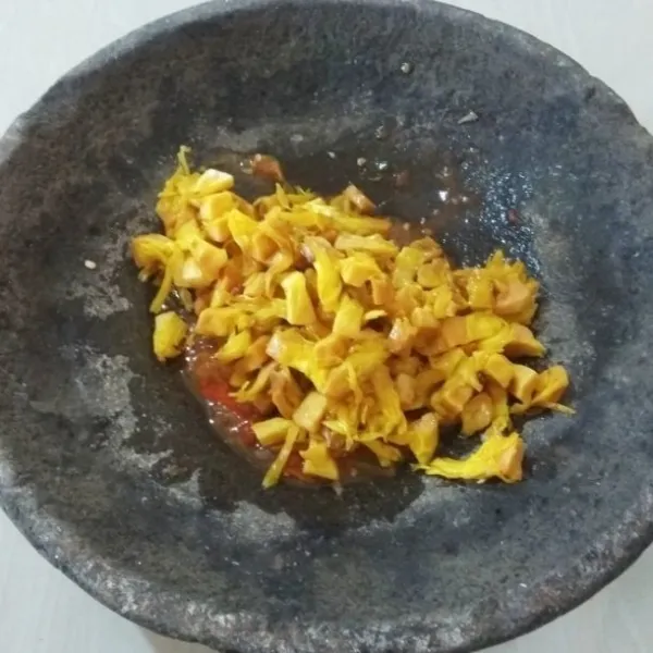 Masukkan kulit campedak yang sudah digoreng. Kulit campedaknya agak digepengkan dengan ulekan agar bumbu meresap ke dalam kulit campedaknya.