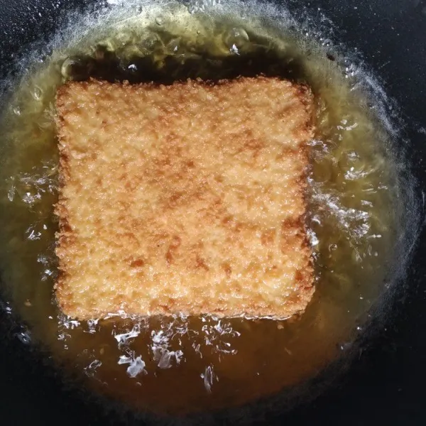 panaskan minyak, masukkan roti tawar, goreng setiap sisinya selama 1 menit dengan api sedang hingga kecoklatan