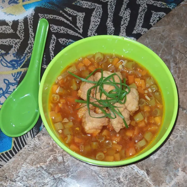 Ambil secukupnya ayam, lalu siram dengan kuah. Siap disajikan.