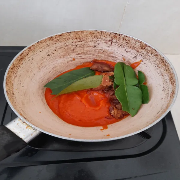 Masak semua bahan hingga air berkurang