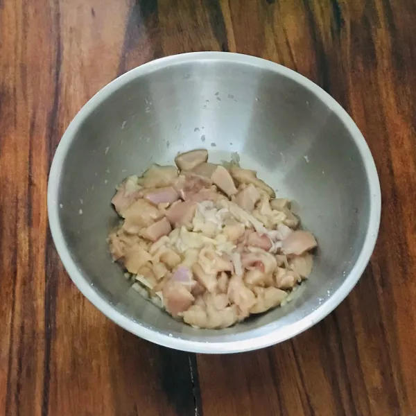 Tambahkan bawang putih halus, lada bubuk, bawang bombay ke dalam wadah ayam tunggu hingga 10-15 sampai bumbu meresap ke dalam ayam